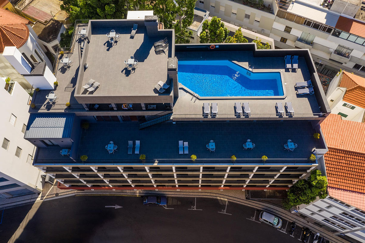 Vista aérea do hotel do Carmo com piscina no topo do edifício, no Funchal, Madeira