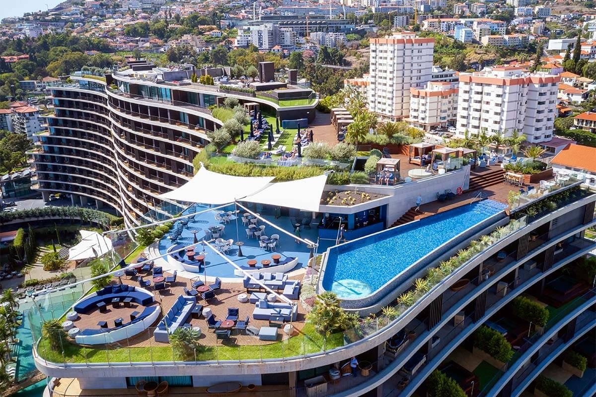 Vista aérea do Hotel Savoy Palace no Funchal com piscina no topo do edifício.