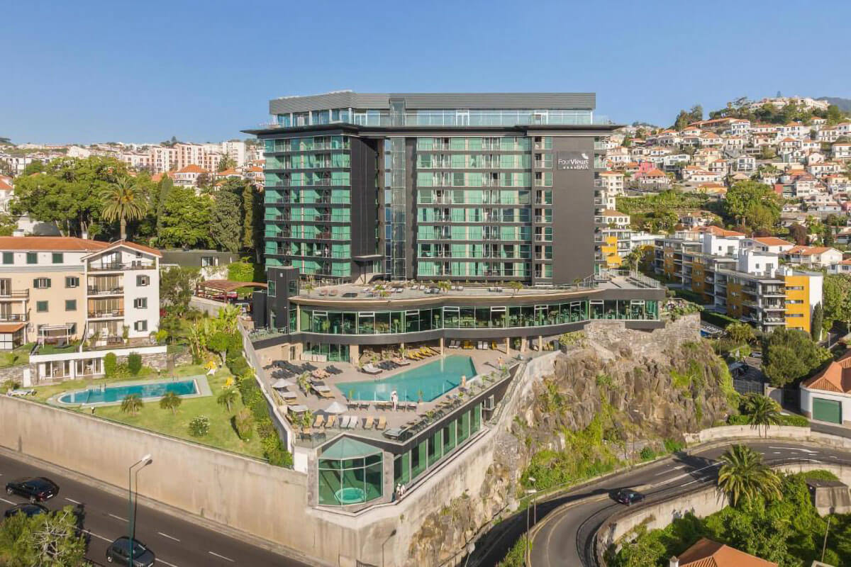 Fachada e espaço exterior com piscina do Hotel The Views Baia Funchal.