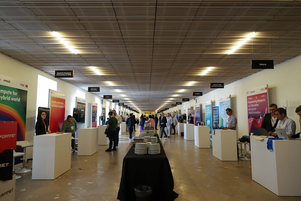 Zona das Exposição com stand dos patrocinadores