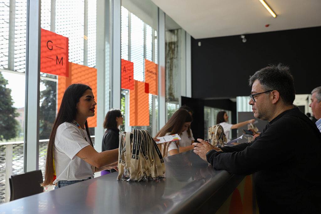 Voluntários e participantes na acreditação do evento