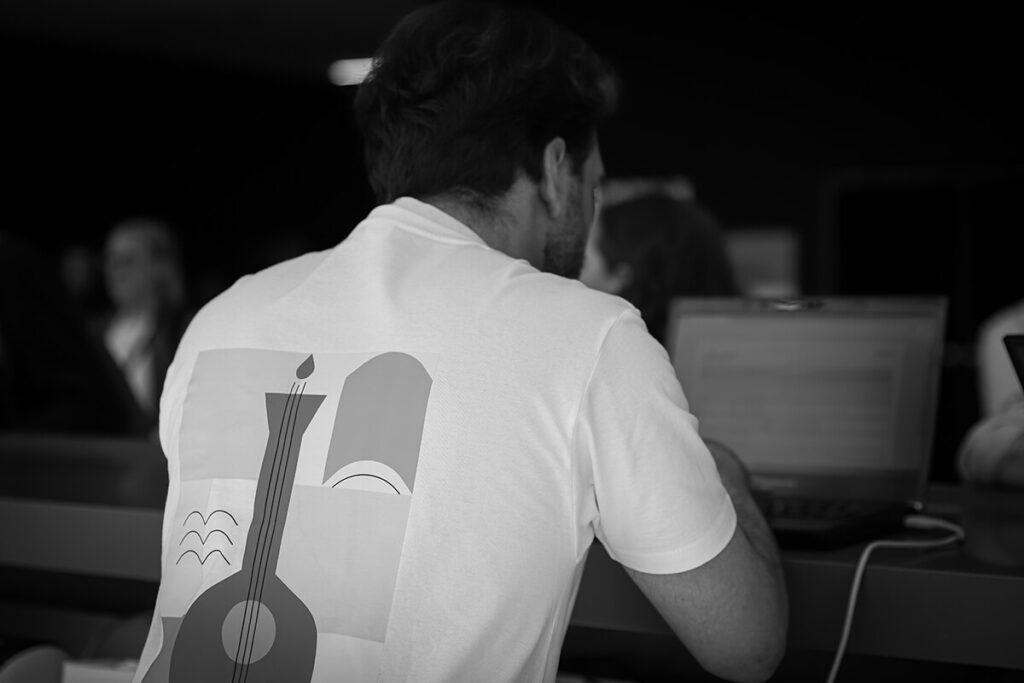 Voluntário na acreditação do evento