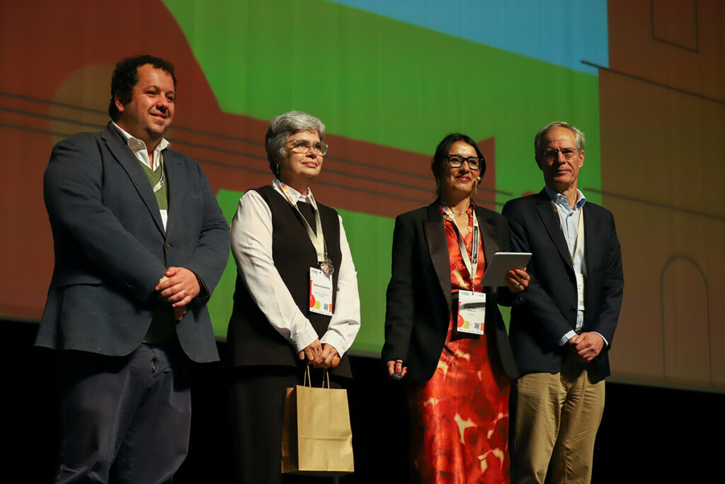Momento de reconhecimento dos vencedores - Nuno Barbora, da HPE Aruba Networking, Dália Guerreiro, da Biblioteca nacional - do passatempo "A tua ideia, o nosso próximo serviço digital" ao lado de Salomé Branco e João Nuno Ferreira da FCCN.
