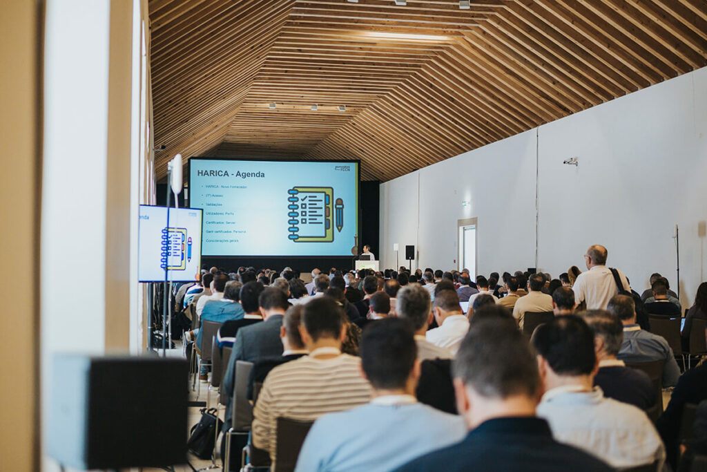 Plateia, na sala Mondego, durante uma das sessões das Jornadas FCCN 2025