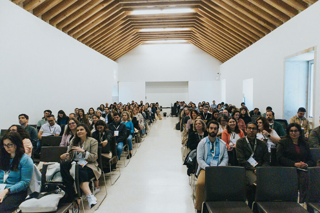 Plateia na sala Almedina durante uma das sessões das Jornadas FCCN 2025