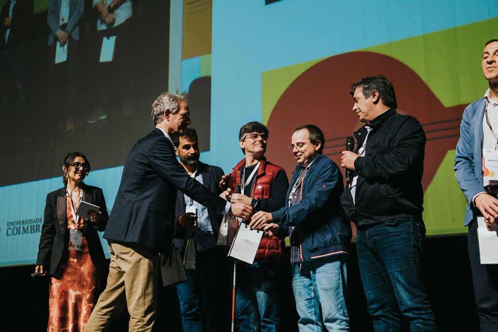 Entrega de lembranças de agradecimento à equipa da Universidade de Coimbra, coorganizadora do evento