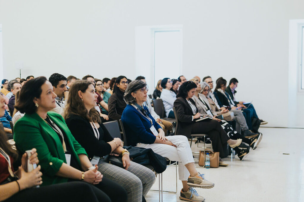 Plateia na sala Sofia durante uma das sessões das Jornadas FCCN 2025