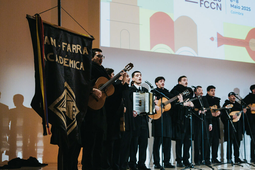 Momento lúdico da atuação da Fan-farra Académica durante o Jantar social das Jornadas FCCN 2025 na Antiga Igreja do Convento de São Francisco